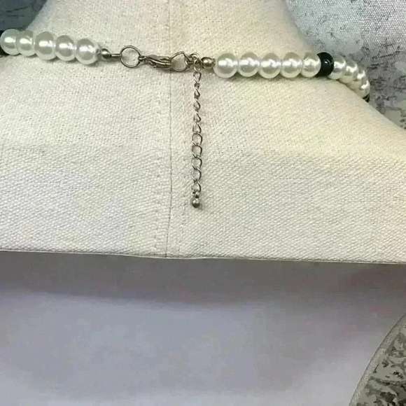 White Glass Pearl Necklace with Green Stones - Picture 2 of 3